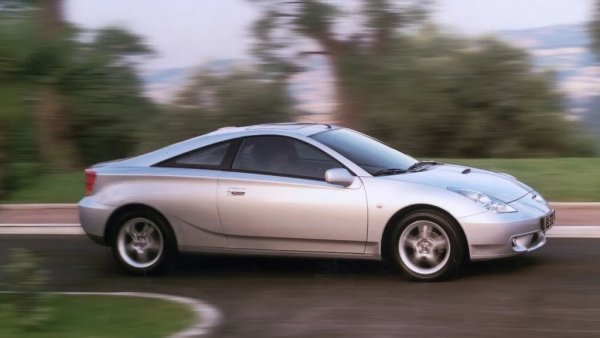 Кога: в края на десетилетието
Преродената Celica е част от плановете на Toyota, като купето се очаква да се завърне повече от 20 години след спирането си от производство. Подобно на MR2, през последните няколко години компанията е пуснала множество достоверни намеци, а слуховете се разпространиха бързо по-рано тази година, когато Toyota започна да тества своя претендент за WRC за 2027 с каросерия, наподобяваща купе. Можем да очакваме серийният автомобил да получи същия 2.0-литров турбо двигател, който се спряга и за възродената MR2.

